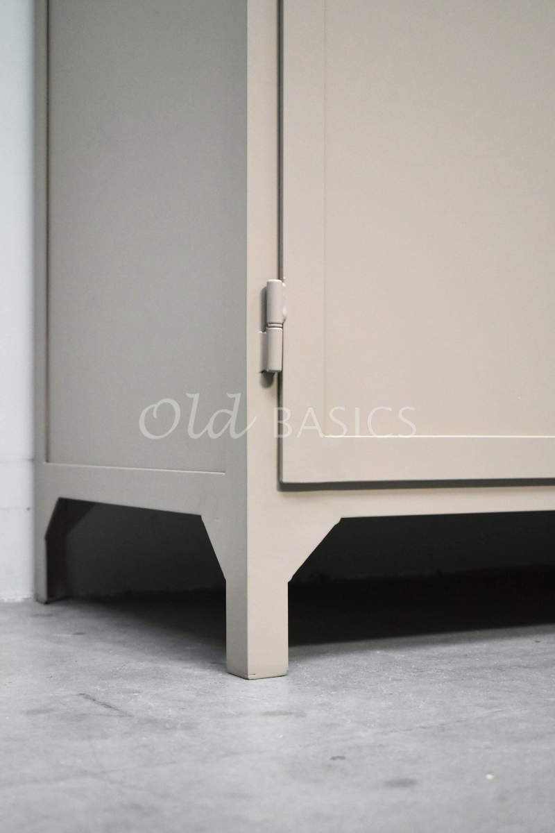 Detail van Apothekerskast Fio, 4 deuren, RAL1019, crème, bruin, beige, materiaal staal